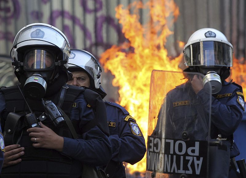 Policías antidisturbios durante los enfrentamientos con un grupo de manifestantes violentos