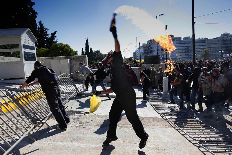 Uno de los violentos tira una bomba incendiaria