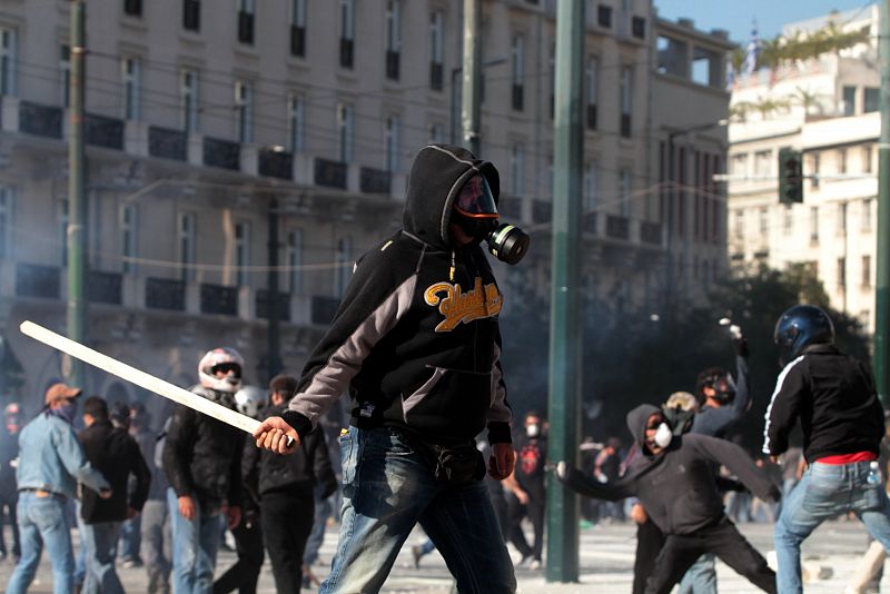 Uno de los violentos durante los altercados