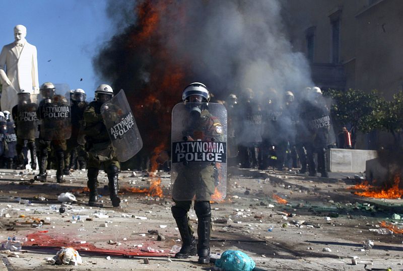 La policía griega hace frente a los disturbios registrados en Atenas