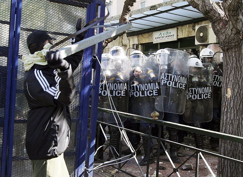 Un manifestante se encara con la policía durante los enfrentamientos