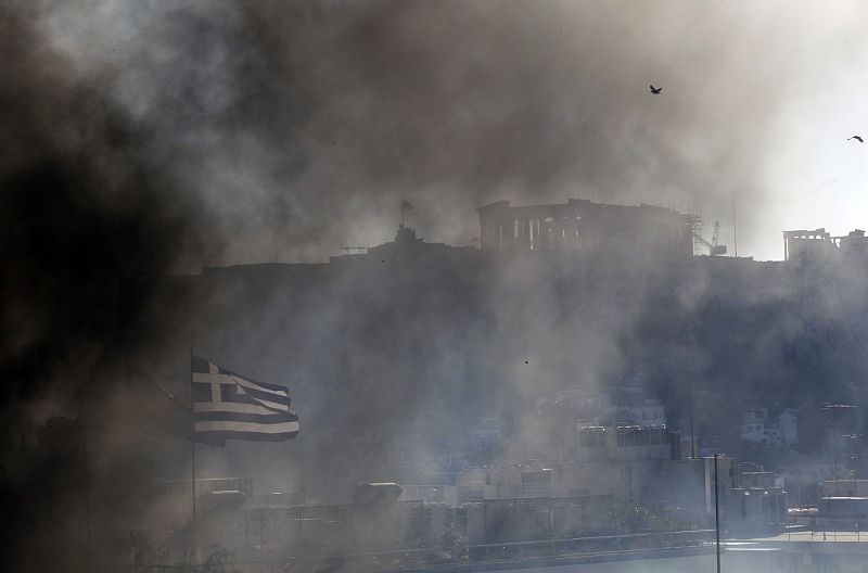 El centro de Atenas, bajo una nube de humo negro generada por los disturbios