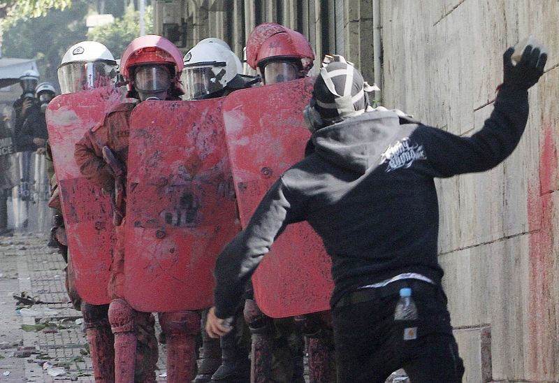 Un violento tira piedras contra la policía