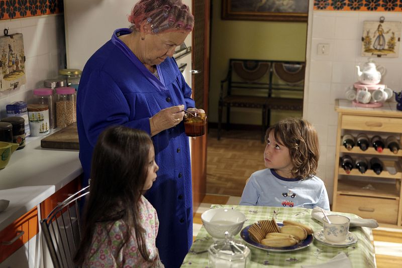 Oriol, el hijo de Inés, está enfermo. Por ello, Herminia decide llamar al médico, un apuesto joven que ha caido muy bien a las mujeres de la familia Alcántara.