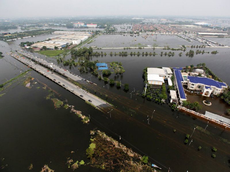 Vista aérea de una autopista en las afueras de Bangkok