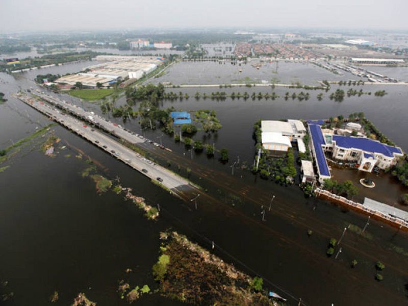 Vista aérea de una autopista en las afueras de Bangkok