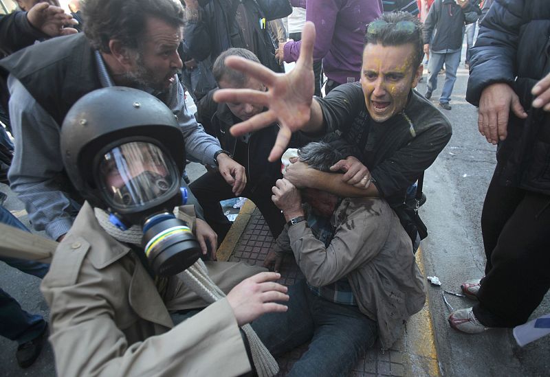 Un hombre grita mientras atienden a un manifestante herido en las manifestaciones en Atenas.