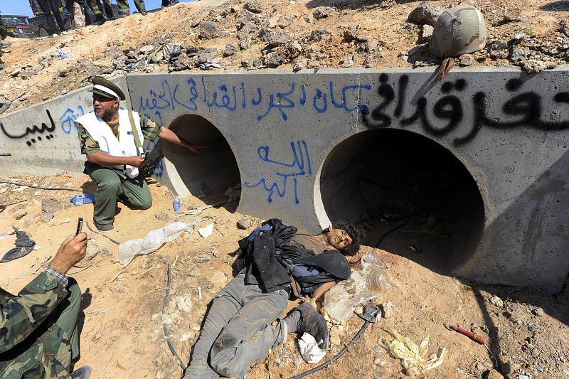 Los rebeldes muestran dónde se encontraron a Muamar el Gadafi