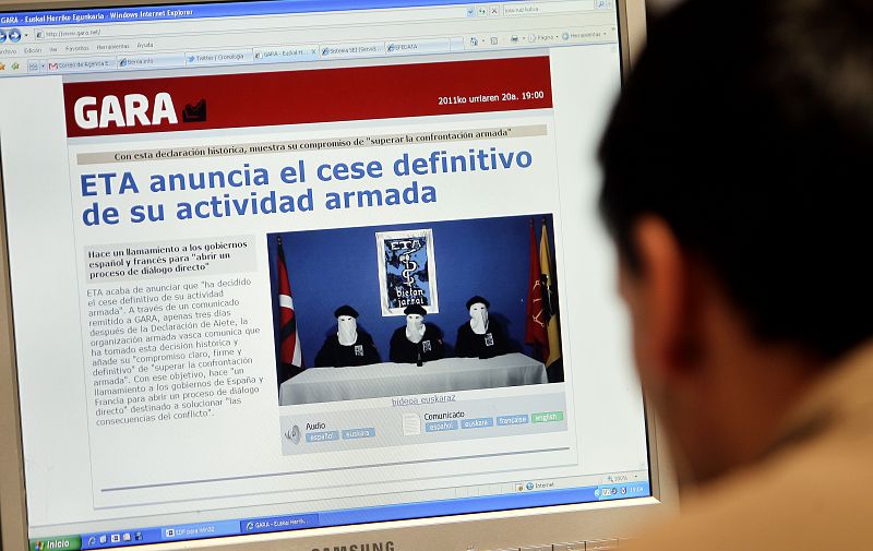 Una persona mira la página digital del diario Gara