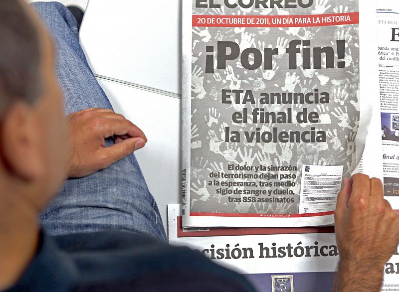 Un hombre lee la portada de "El Correo"