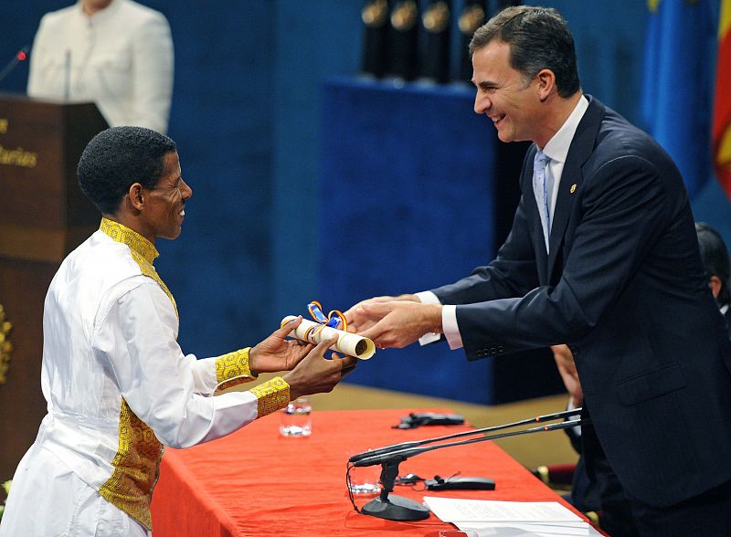 Ethiopian marathon runner Haile Gebrselassie receives 2011 Prince of Asturias Award for Sports during a ceremony at Campoamor theatre in Oviedo