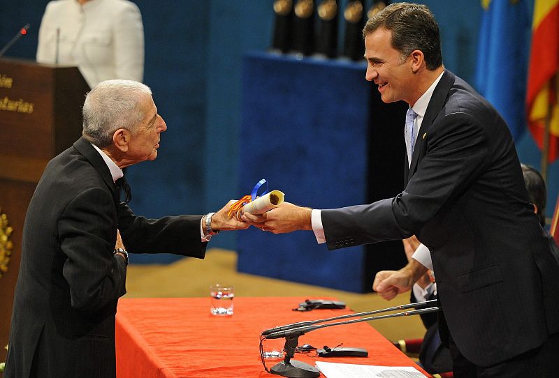 Leonad Cohen hace uno de sus típicos gestos en agrdecimiento por el premio.