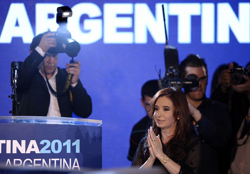 Cristina Fernández agradece con gestos su reelección como presidenta de Argentina
