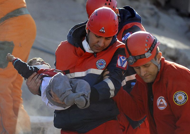 Los equipos de rescate logran salvar a un bebé de entre los escombros