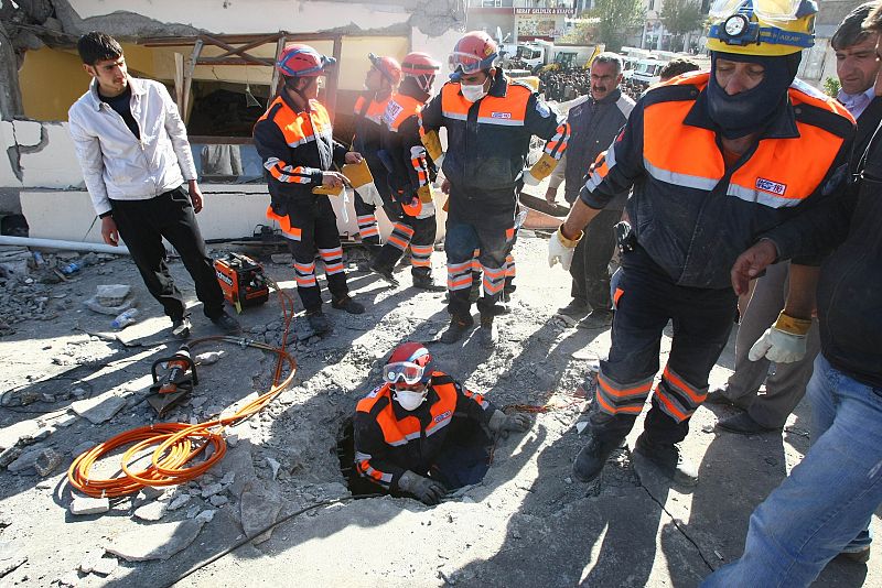 Un miembro de los equipos de rescate se introduce en un agujero en un intento desesperado por encontrar supervivientes