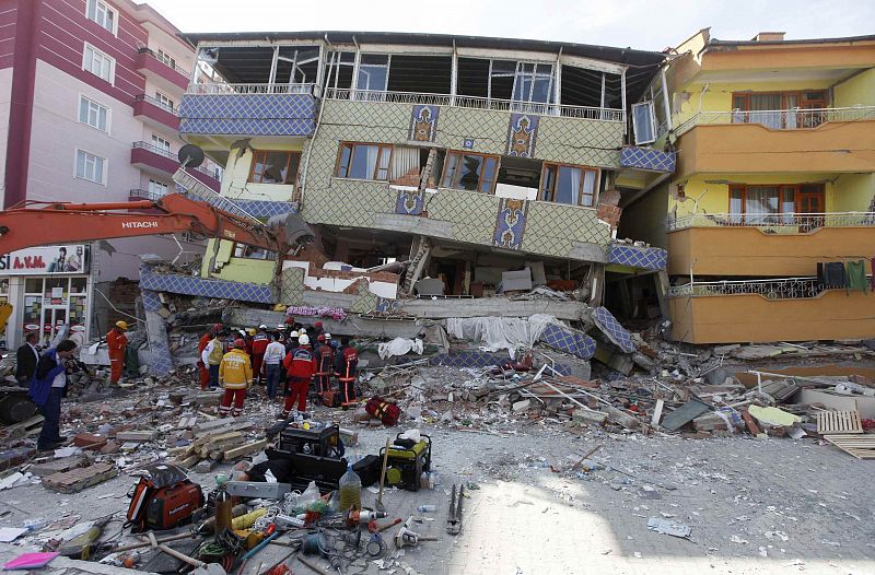 Los equipos de rescate trabajan en un edificio que colapsó tras el terremoto