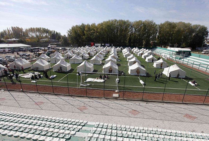 Un estadio, improvisado campamento para los damnificados por el terremoto