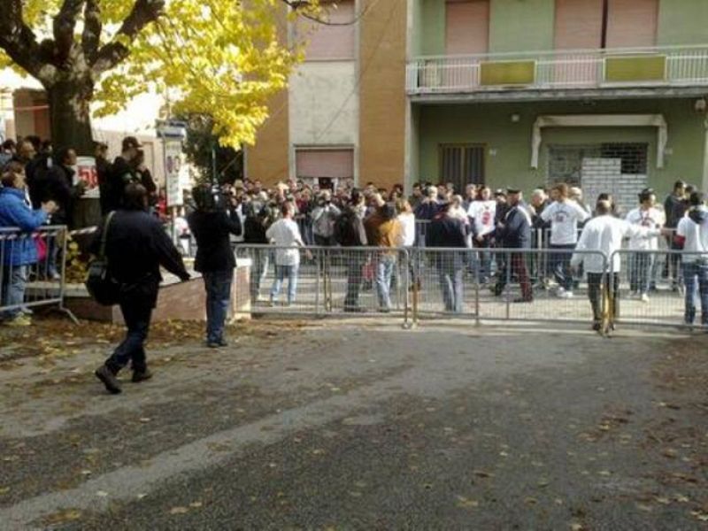 Los medios informativos se acercan a grabar la llegada de la familia a la capilla ardiente.