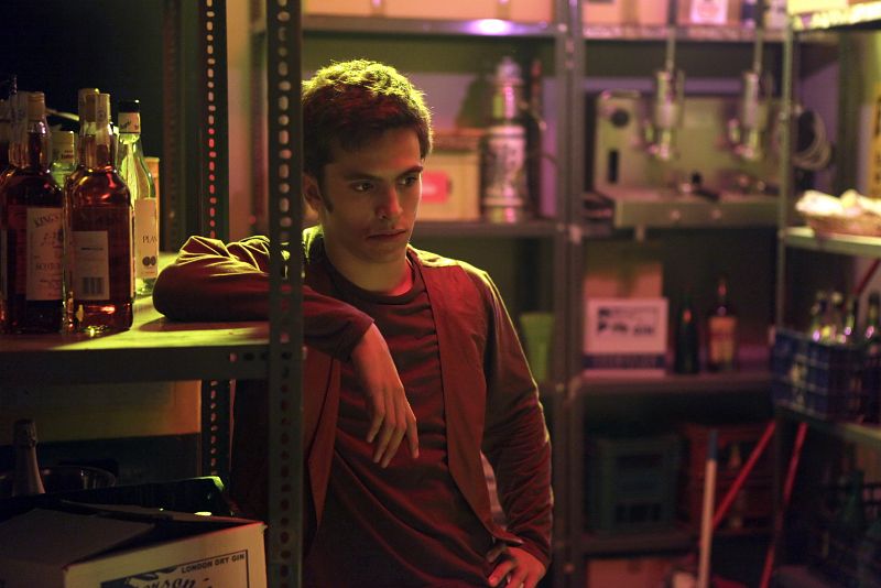 Carlos también está preocupado. Está enamorado de Arancha y ella le sigue el juego, pero sabe que su relación con la joven puede costarle su amistad con Felipe.