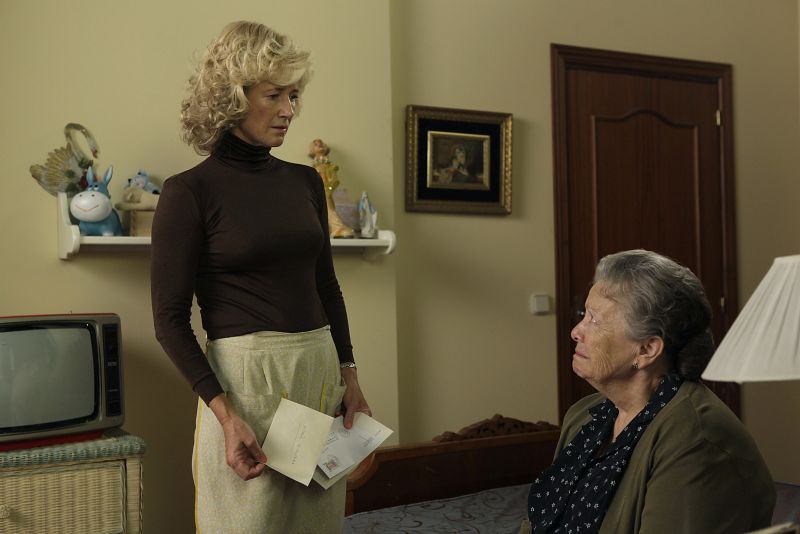 Merche no da crédito a lo que ven sus ojos. No sabe quien ha podido pensar que tenía un romance con Tomás, con quien siempre se ha mostrado cauta y distante.