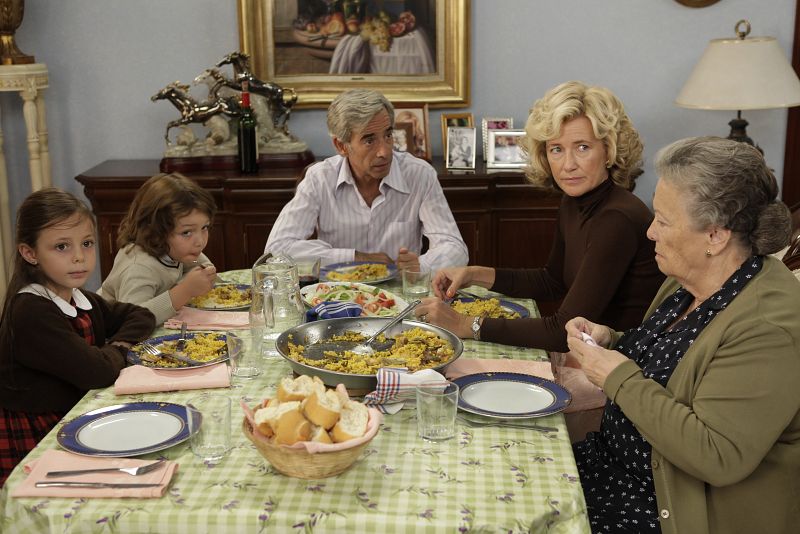 A pesar del buen ambiente que reina en la familia desde que se han trasladado a San Genaro, últimamente Herminia se muestra un poco triste