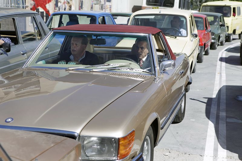 Antonio y Miguel siguen adelante con su idea de la fabricación de banderas, así que no dudan en acudir a una empresa especializada en la materia para robar ideas.