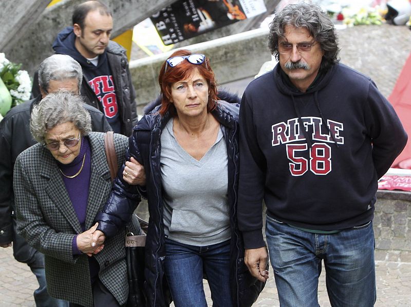 Los padres de Marco Simoncelli, Rossella y Paolo, llegan al funeral