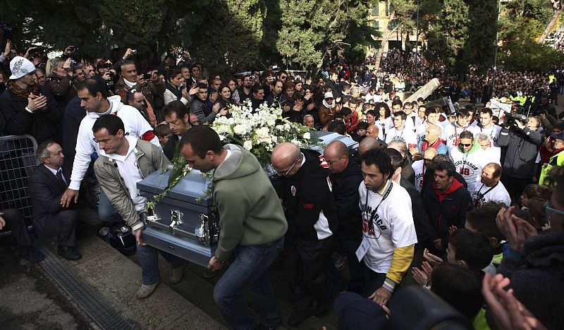 Familiares y amigos portan el ataúd del piloto italiano de Moto GP, Marco Simoncelli, a su llegada a la iglesia de Coriano