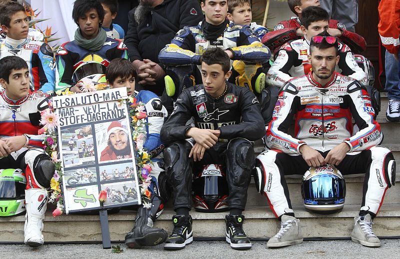 Jóvenes aficionados han querido homenajear a Simoncelli con sus monos de piloto