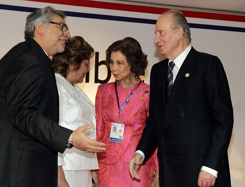 Spain's King Juan Carlos and Queen Sofia are greeted by Paraguay's President Fernando Lugo and first lady Mercedes Lugo as they arrive for the Latin American Summit of Paraguay in Asuncion