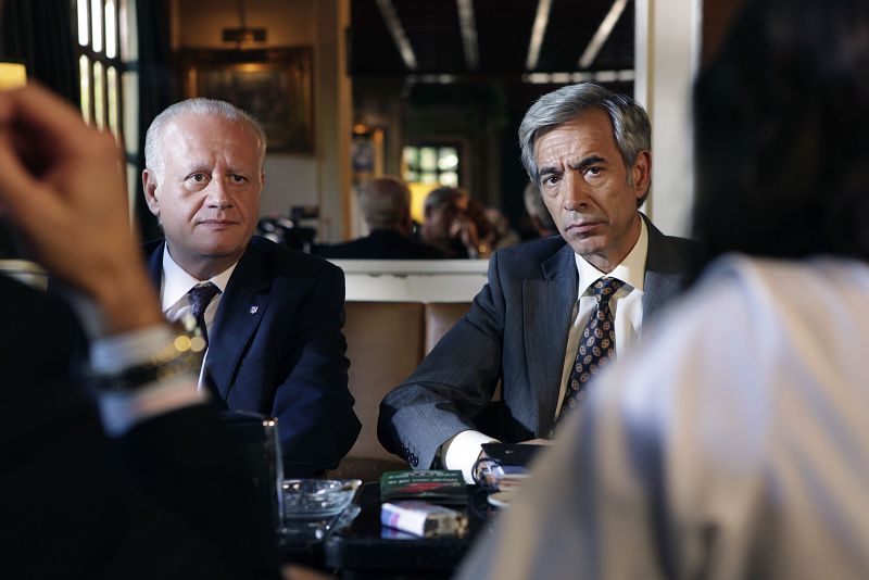 Antonio y Miguel están metidos de lleno en su nuevo proyecto, la cooperativa "Estandartes y banderas", con la que intentarán llevar algo de dinero al barrio de San Genaro.