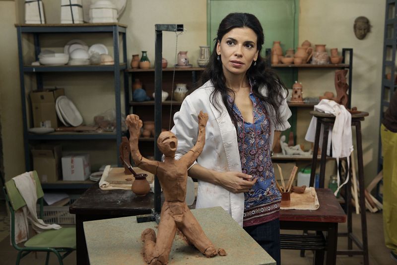 Mientras tanto, Inés sigue con su trabajo en el taller de cerámica. Está algo más preocupada de lo normal porque Javi lleva varios días sin aparecer por el centro y nadie tiene noticias de él.