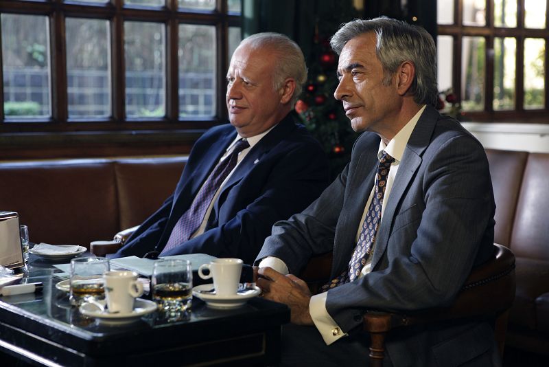 Antonio y Miguel contactan con dos miembros de la Junta de Andalucía interesados en encargar la fabricación de miles de banderas. ¿Contratarán los servicios de la cooperativa Estandartes y Banderas?