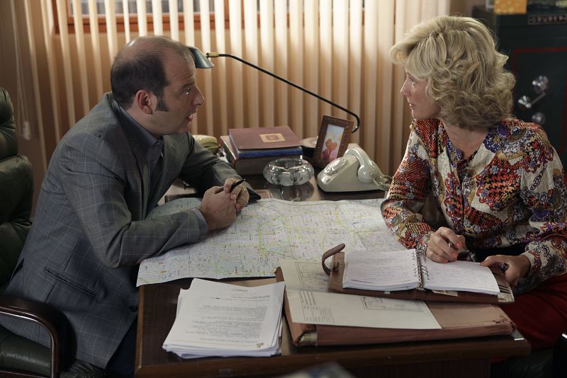 Mercedes sigue trabajando duro en la inmobiliaria, y por eso su jefe, Tomás, confía en ella para que alquile una de las oficinas más exclusivas de la capital.