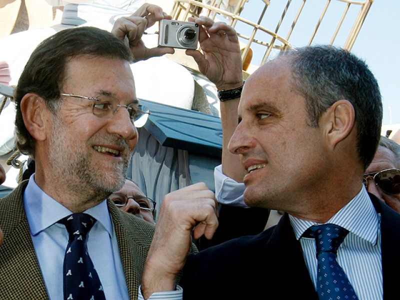 Rajoy, junto al ex presidente Camps, dimitido por el caso Gürtel