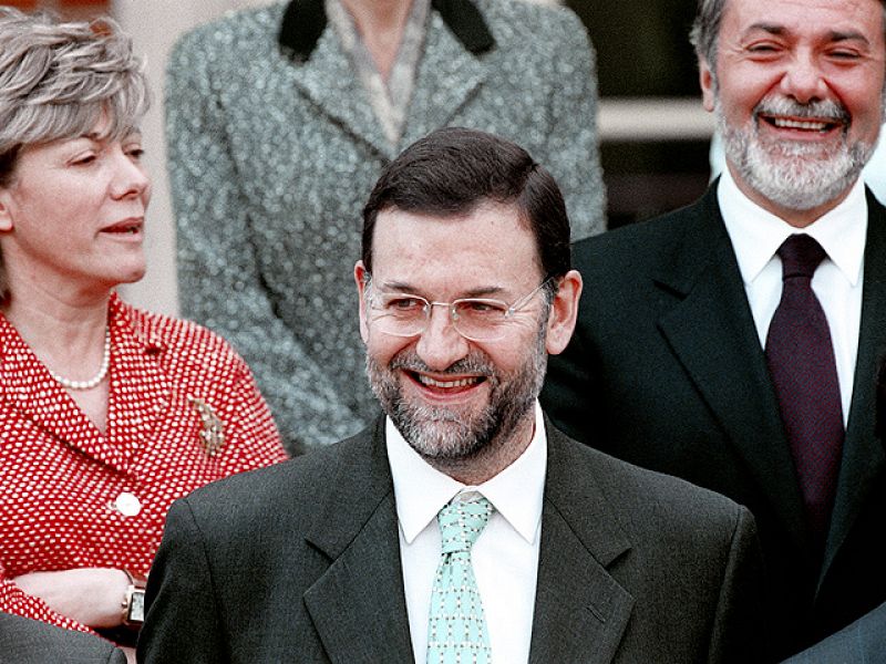 Rajoy en la foto de familia del Gobierno de Aznar en 2000