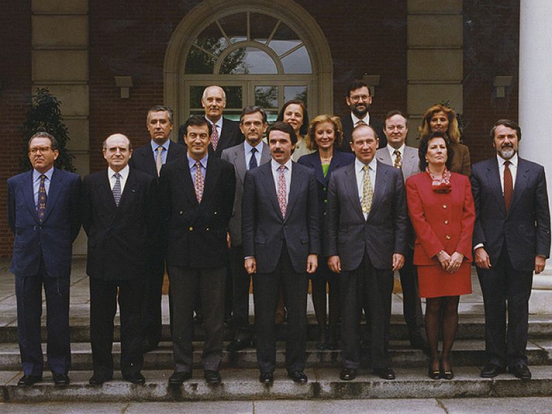 Rajoy en la foto de familia del primer Gobierno de Aznar en 1996