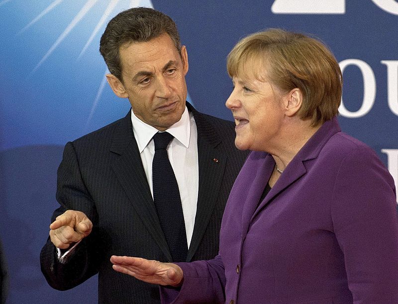 El presidente francés Nicolás Sarkozy, recibe a la canciller alemana Angela Merkel