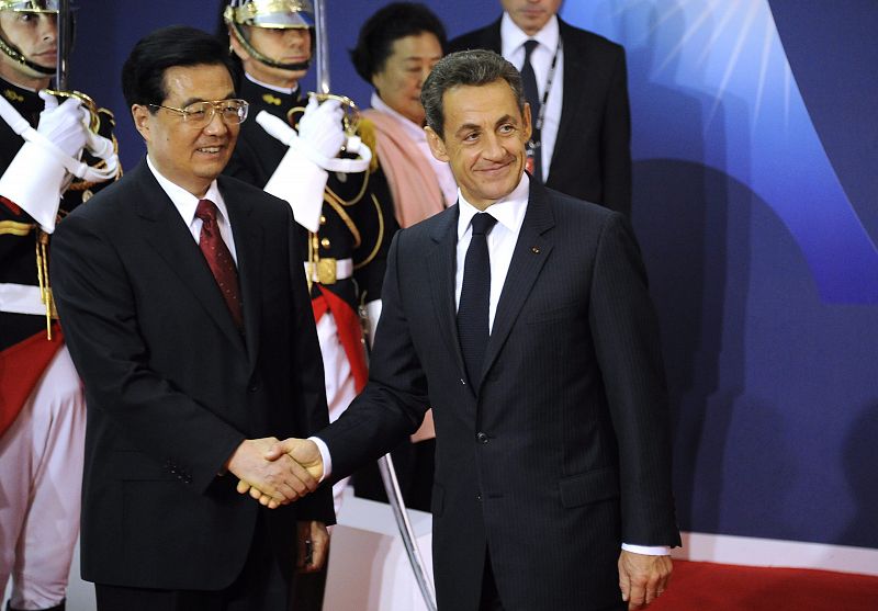 El presidente francés, Nicolás Sarkozy, recibe a su homólogo chino, Hu Jintao
