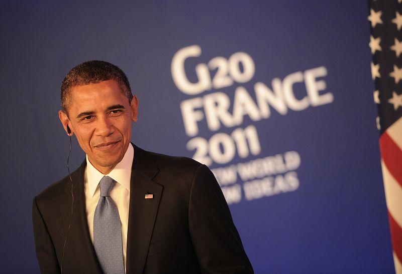 El presidente Obama escucha a su homólogo francés, Nicolas Sarkozy