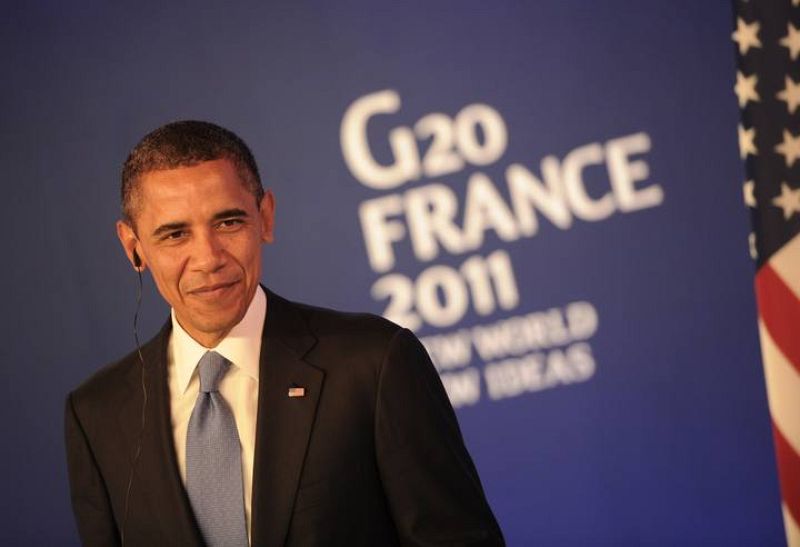 El presidente Obama escucha a su homólogo francés, Nicolas Sarkozy