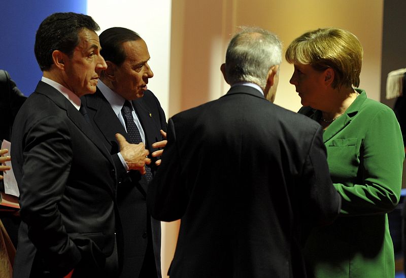 Varios líderes hablan en un encuentro sobre la crisis de deuda de la Eurozona