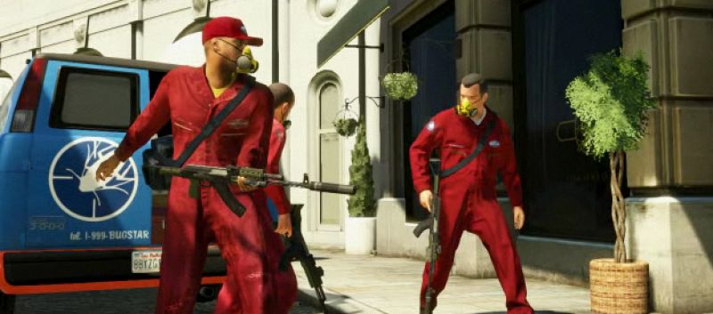 Tres hombres enmascarados bajan de una futura para prevenir las plagas de insectos en lo que parece ser el asalto a una joyería