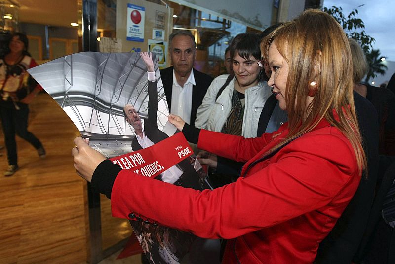 Leire Pajín observa uno de los carteles del candidato socialista, Alfredo Pérez Rubalcaba