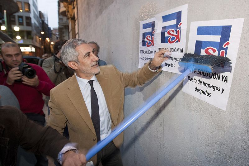 Pegada de carteles de IU con Gaspar Llamazares al frente