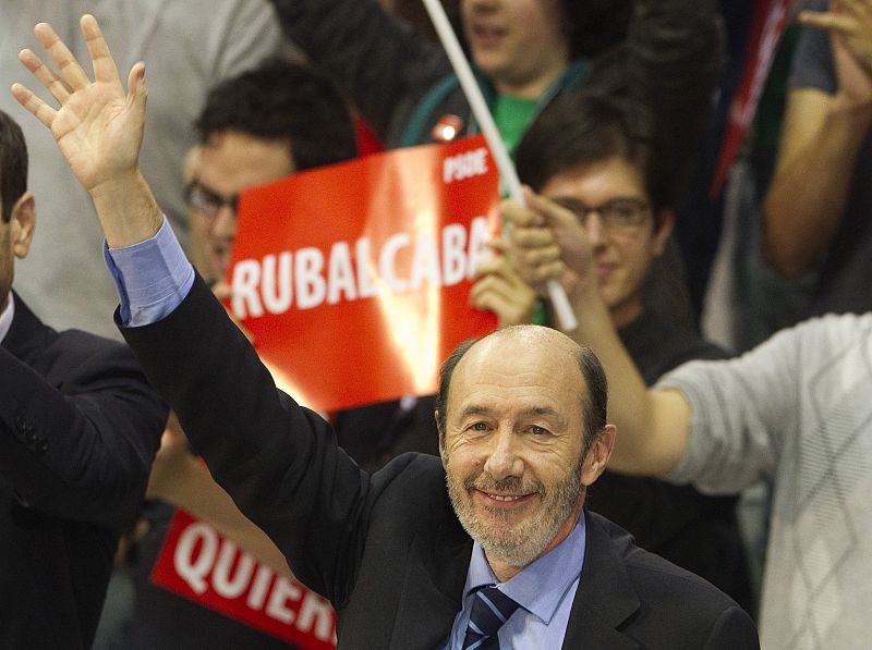 El candidato socialista a la presidencia, Alfredo Pérez Rubalcaba saluda a los asistentes al inicio de su campaña electoral