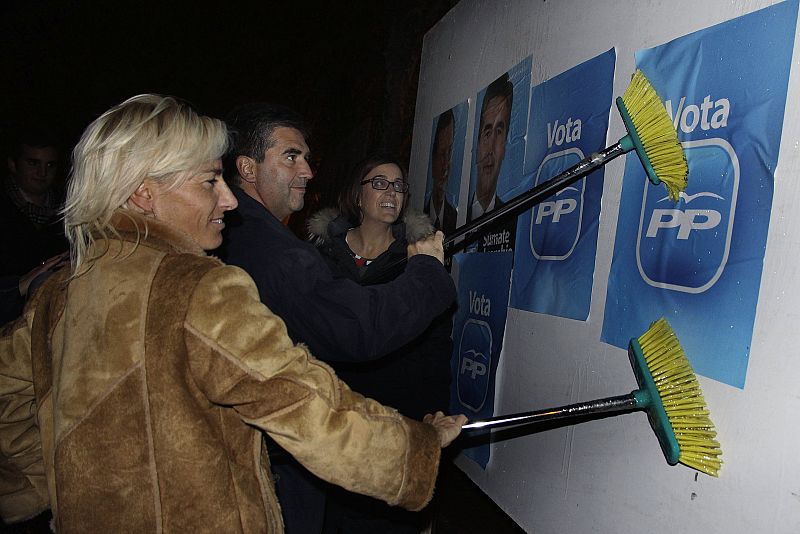 La atleta Marta Domínguez, candidata del PP al Senado junto al cabeza de lista al Congreso por Palencia, durante la pegada de carteles