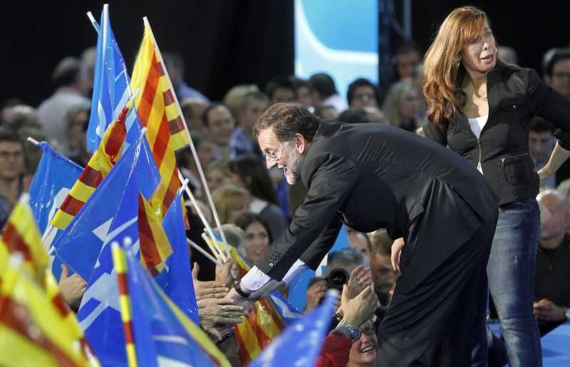 El candidato popular a la presidencia del gobierno, Mariano Rajoy, saluda a los asistentes al inicio de su campaña electoral