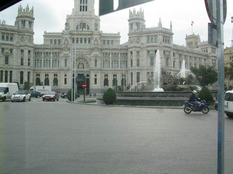 En la Plaza de CIbeles no hay carteles electorales el primer día de campaña