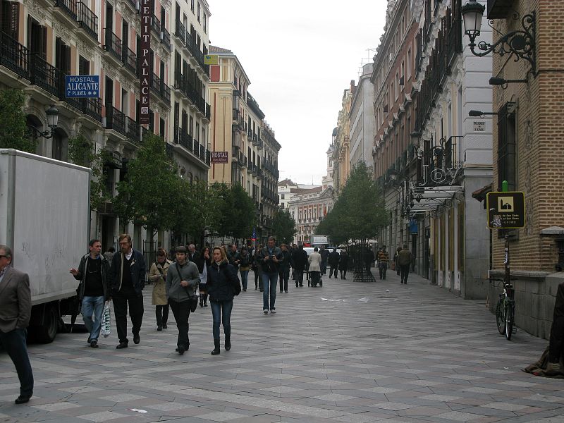 La calle Arenal, muy comercial y transitada, no tiene propaganda electoral el primer día de campaña